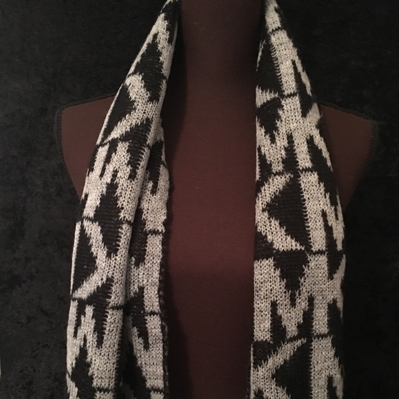 MICHAEL KORS MONOGRAM KNIT BLANKET WRAP SCARF - Picture 2 of 8